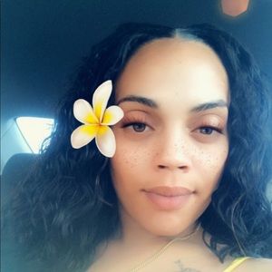 Meet your Posher, Tee